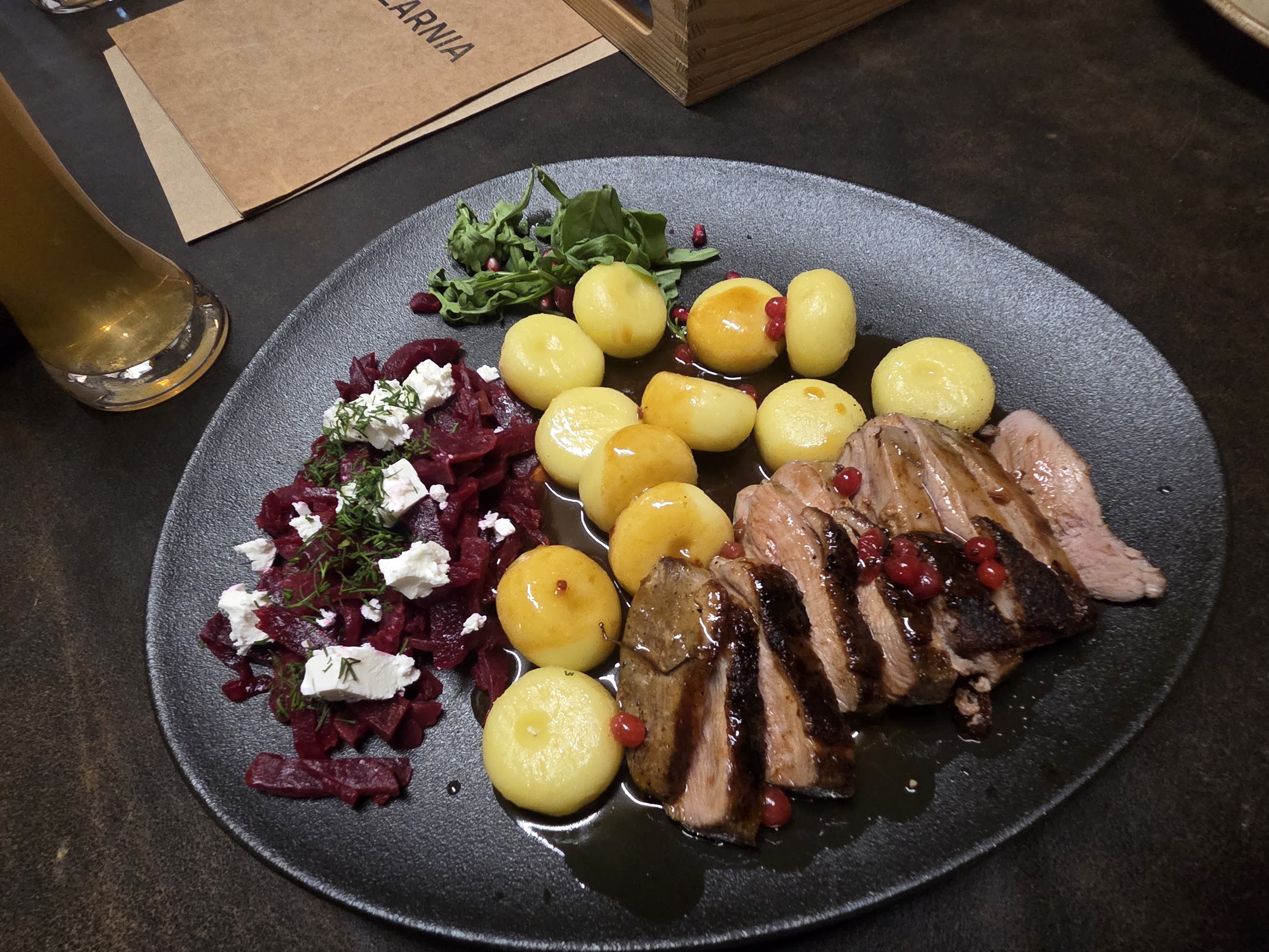 Pierś z kaczki z kluskami, buraczkami z kozim serem i żurawiną