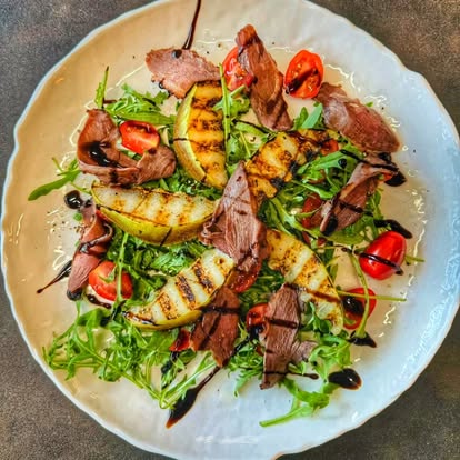 Sałata z rostbefem, grillowaną gruszką i sosem balsamicznym
